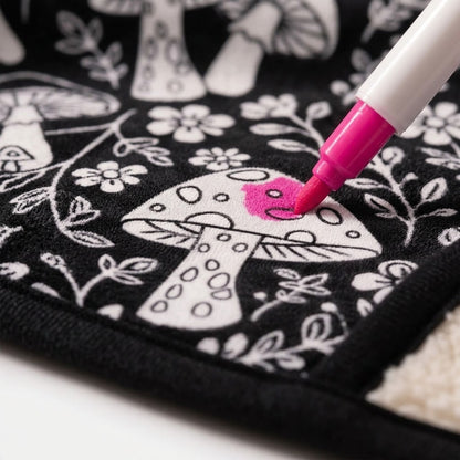 Feutre textile qui colorie un champignon sur le velours