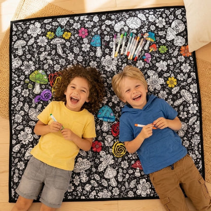 Deux enfants allongés sur le plaid colorié
